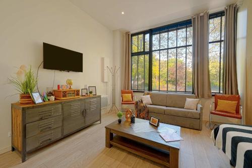un salon avec un canapé et une télévision dans l'établissement Cosy Studio proche gare de Lyon, à Paris