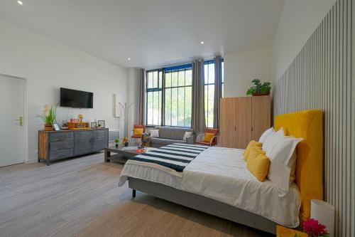 une chambre avec un lit et un salon dans l'établissement Cosy Studio proche gare de Lyon, à Paris