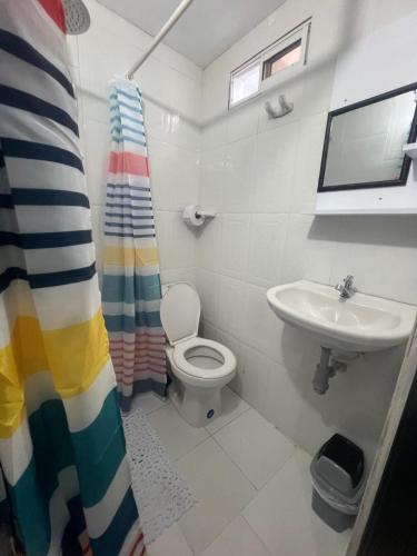 a bathroom with a toilet and a sink at Casa grande cerca a la playa in Ríohacha