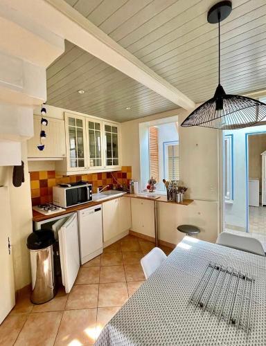 une cuisine avec une table et une salle à manger dans l'établissement Maison - 3 chambres - 50 m de la plage, à Trouville-sur-Mer