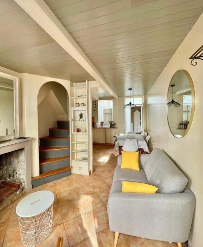 un salon avec un canapé et une cheminée dans l'établissement Maison - 3 chambres - 50 m de la plage, à Trouville-sur-Mer
