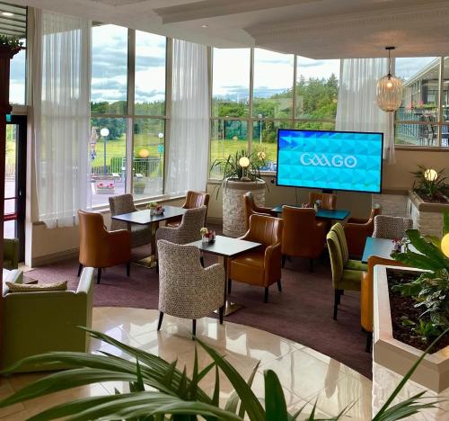 TV a/nebo společenská místnost v ubytování Westlodge Hotel & Leisure Centre