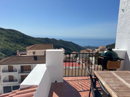 a balcony of a building with a view of the ocean at Appartement met airco en dakterras met zicht op zee en bergen in Polopos