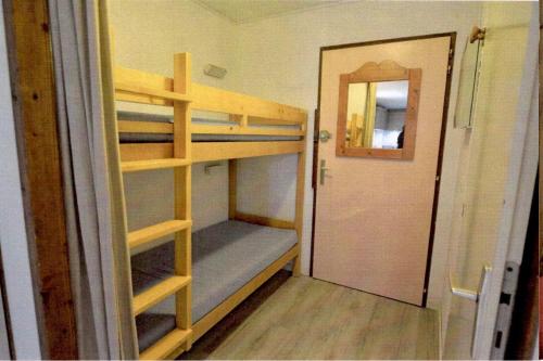Ce lit superposé se trouve dans un dortoir doté d'une porte. dans l'établissement Résidence Cybele, Studio 1er Etg proche centre du village, à Brides-les-Bains