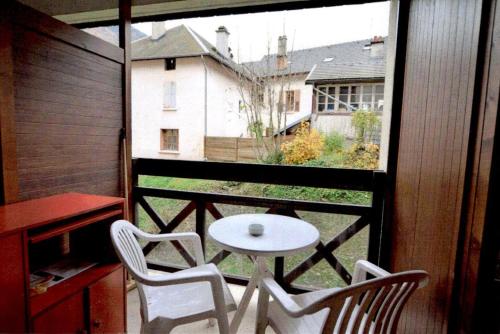 un balcon avec une table, des chaises et une fenêtre dans l'établissement Résidence Cybele, Studio 1er Etg proche centre du village, à Brides-les-Bains
