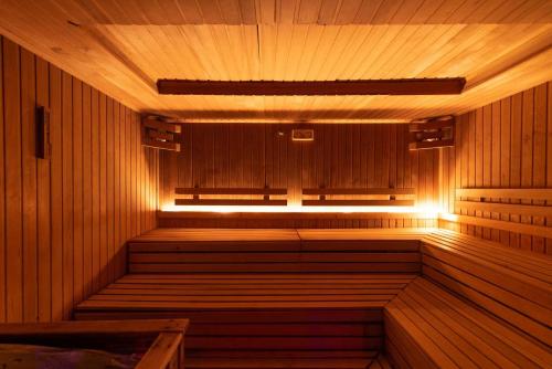 an empty sauna with a light in the middle at Holiday Inn Dąbrowa Górnicza-Katowice by IHG in Dąbrowa Górnicza