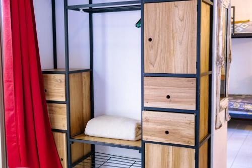 a room with a bunk bed with a closet at Olivia del caribe suite in Puerto Viejo