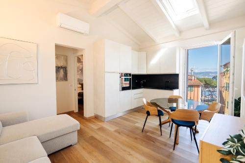 Cadamare charming rooms in Portovenereにあるテレビまたはエンターテインメントセンター