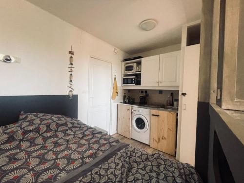 Cette petite chambre comprend un lit et une cuisine. dans l'établissement Appartement côté mer, à Hyères