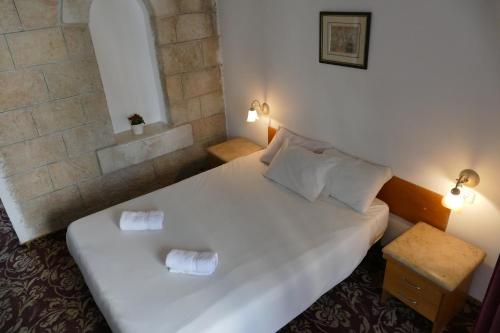Un pat sau paturi într-o cameră la Zion Hotel