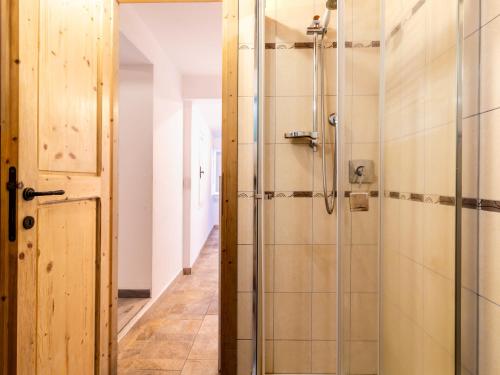 Un baño con ducha con puerta de cristal. en La Casa di Amelia by Holiday World, en Pisano