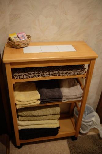 a small wooden table with towels on it at 1日1組限定 5LDKお洒落古民家 駐車場2台 夜景を望む宿 "一休庵" Traditional house with yard and parking in Hiroshima