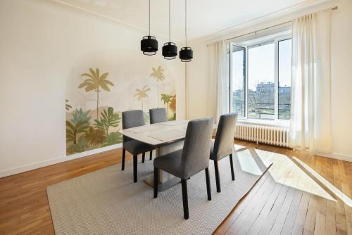 une salle à manger avec une table et des chaises dans l'établissement Vue sur la place Wilson - Appt spacieux et lumineux, à Brest