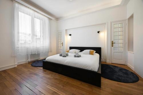 - une chambre avec un grand lit et 2 grandes fenêtres dans l'établissement Vue sur la place Wilson - Appt spacieux et lumineux, à Brest