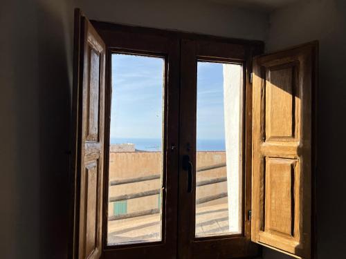 an open window with a view of the desert outside at Appartement met airco en dakterras met zicht op zee en bergen in Polopos