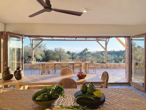 - une salle à manger avec une table et des légumes dans l'établissement Villas Inamorata, à Lecci