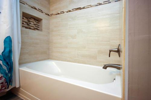 Ένα μπάνιο στο Beachy waterfront condo on Sanibel island Minutes to beach Sandpebble 4E