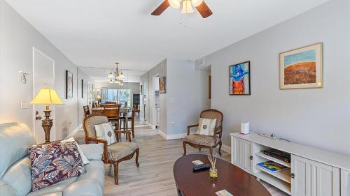 een woonkamer met een bank en een tafel bij Beneva Brooke Beauty in Sarasota