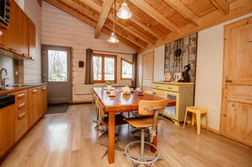- une cuisine avec une table en bois dans une chambre dans l'établissement L'Evasion du Haut au milieu de la nature, à Les Verrières-de-Joux