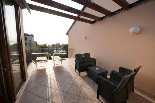 Foto dalla galleria di Appartamento Vista Lago con Terrazza a Lazise