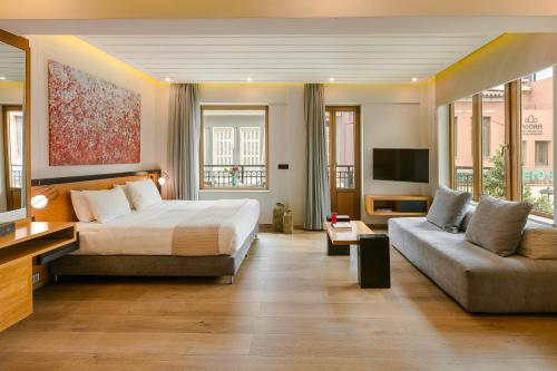Postel nebo postele na pokoji v ubytování Querini Luxury Suites