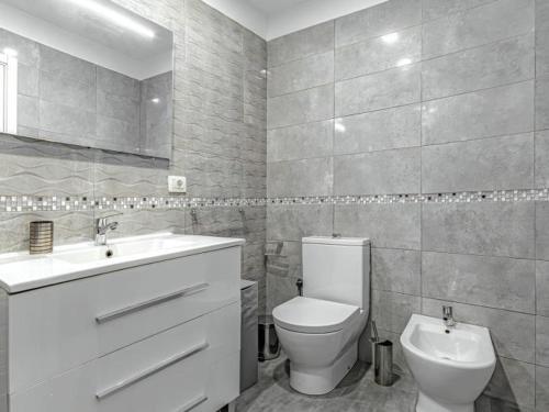 ein Badezimmer mit Toilette und Waschbecken in der Unterkunft 309 Paraiso Sur luxury Studio in Playa Paraiso