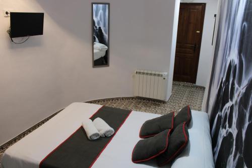 グラナダにあるcasa mirador de san miguelのベッドとタオル2枚のある寝室