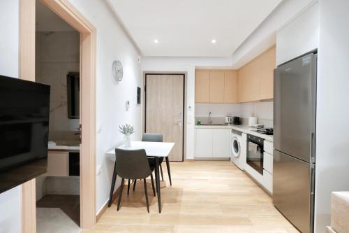 Dapur atau dapur kecil di Near Pireas Port-Brand New Suite