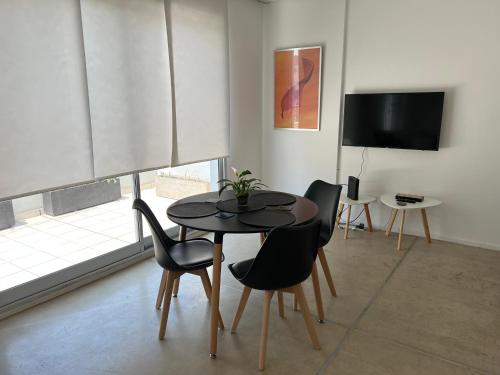 Una televisión o centro de entretenimiento en Estudio con Terraza en Palermo!