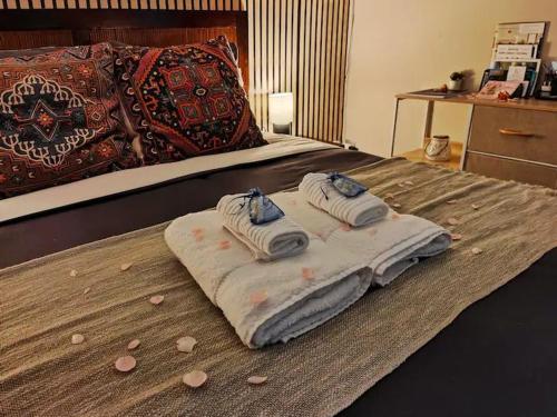 - un lit avec 2 serviettes et des coquillages dans l'établissement Capelle House, à La Capelle-Bonance