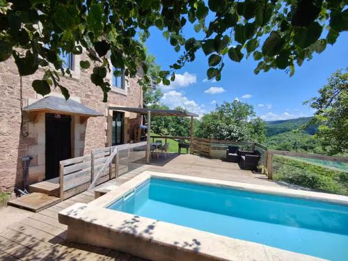 une piscine dans l'arrière-cour d'une maison dans l'établissement Capelle House, à La Capelle-Bonance
