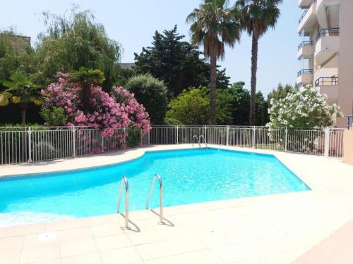 une piscine devant un immeuble dans l'établissement Soleil & sable-Fréjus appt 4 pers-Classé 3-Clim, à Fréjus