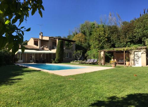 une maison avec une piscine dans une cour dans l'établissement Villa Saint Paul, à Saint-Paul-de-Vence