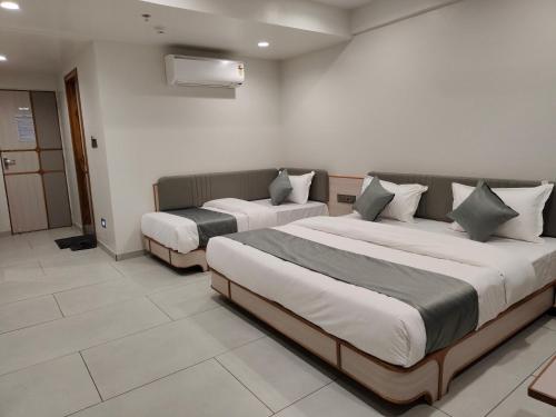 Postel nebo postele na pokoji v ubytování Hotel Kozar