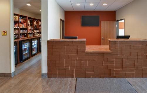a lobby with a wall made out of brick at My Place Hotel-Marquette, MI in Marquette