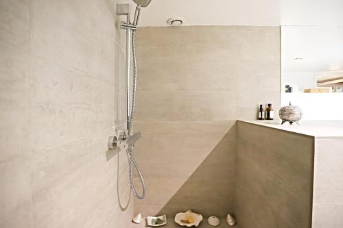 une douche avec pommeau de douche dans une salle de bain dans l'établissement My Terrace Of Paris, à Paris