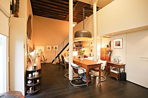 une salle à manger avec une table et un escalier dans l'établissement My Terrace Of Paris, à Paris