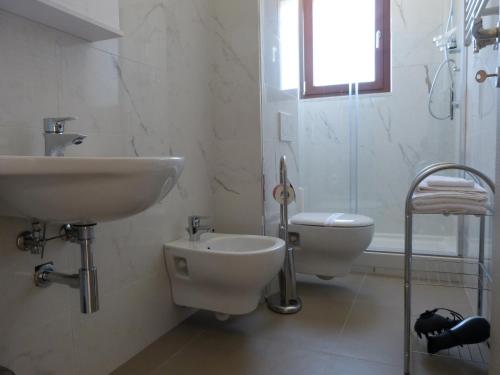 A bathroom at Lo Scrigno