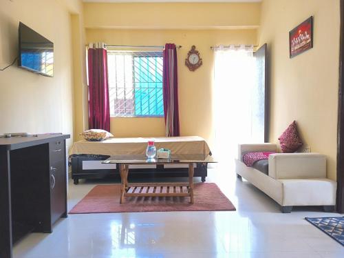 Posezení v ubytování Cosy 1BHK well furnished flat-Kamal Jal