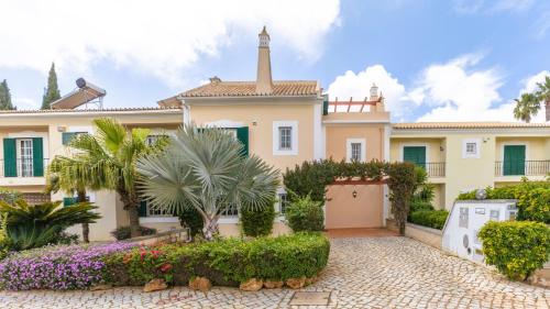 une villa avec un jardin devant une maison dans l'établissement Vilamoura - VILLA LIMONI, à Vilamoura