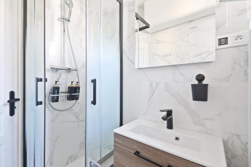 une salle de bain avec un lavabo et une douche dans l'établissement Studio calme en plein Paris, à Paris