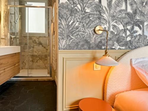 - une chambre avec une douche et une lampe à côté d'un lit dans l'établissement La suite de Jacobin - Luxe - Centre Historique, à Rennes