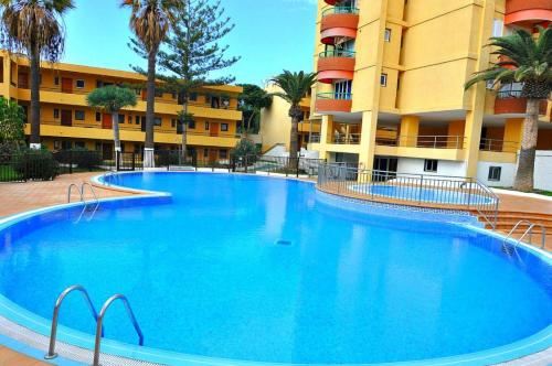 Bazén v ubytování Beachfront Goldenmile Piramides Apartment nebo v jeho okolí