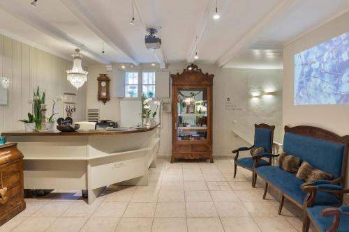 a salon with blue chairs and a counter in a room at Hotel-Balneari Sant Vicenç in El Pont de Bar