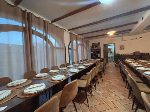 a large room with long tables and chairs at Hammam Rooms, Senorbì, Sardegna in Senorbì