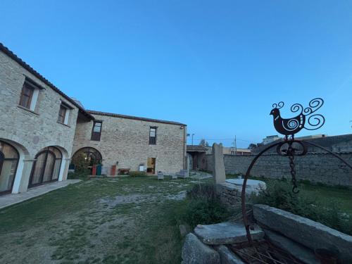 a building with a yard with a bird on it at Hammam Rooms, Senorbì, Sardegna in Senorbì
