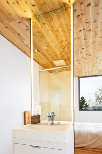 a bathroom with a sink and a mirror at Villa La Grange in La Malbaie