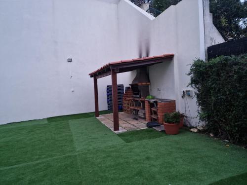 Taman di luar Estúdio T0 Kubata Hill