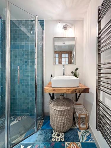 a bathroom with a sink and a shower at Studio Cosy Paris Centre République Marais in Paris