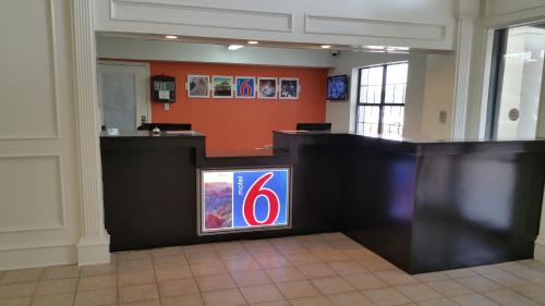 a lobby with a counter with a number six sign at Motel 6-Palestine, TX in Palestine